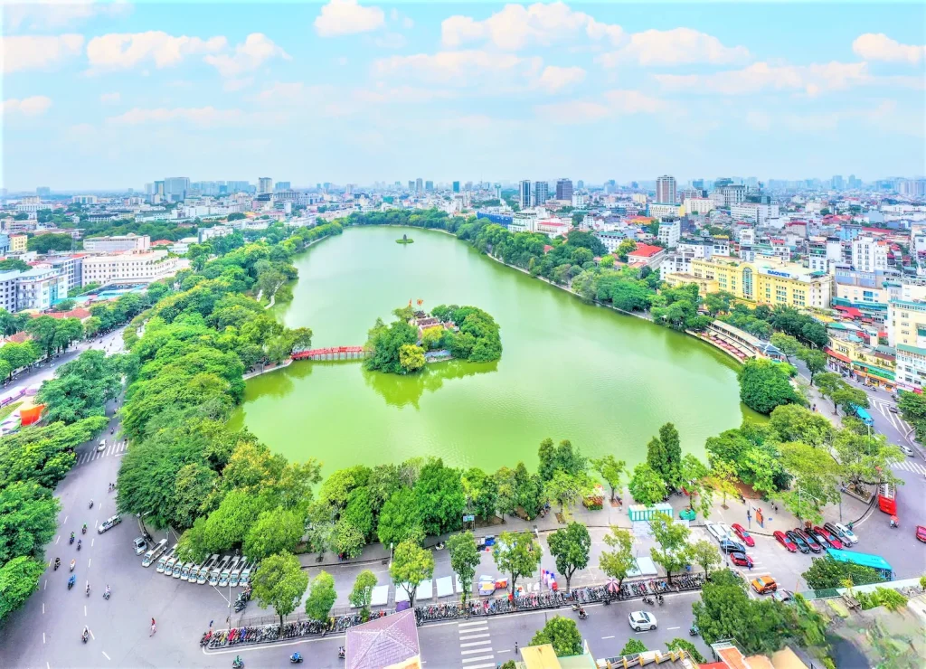 Lago Hoàn Kiếm en Hanoi al atardecer